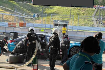 ピットインしているマシン