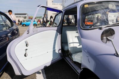 スバル 360カスタム：ドアは後ろヒンジによる観音開きとなる 