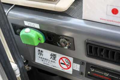 ダイハツ ミラウォークスルーバン：ウインドウウォッシャーのスイッチは、助手席へと移設。なんとバスの停車ボタンを使っている