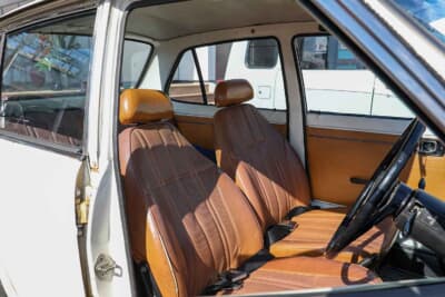 ホンダ 初代 ライフ：ブラウンのシートも大衆車らしい質感が魅力的