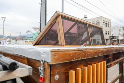 マツダ ニューポーターキャブ：軽量化のためアクリル板を使用した窓