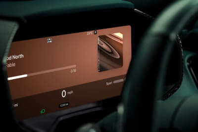アストンマーティン DBX：CarPlay Ultraは従来のCarPlay機能をさらに拡張し、リアルタイム情報がインフォテインメントシステムのタッチスクリーンに表示される