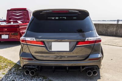 ホンダ オデッセイ：足まわりはロードストーム製のシリンダータイプのエアサスを使用