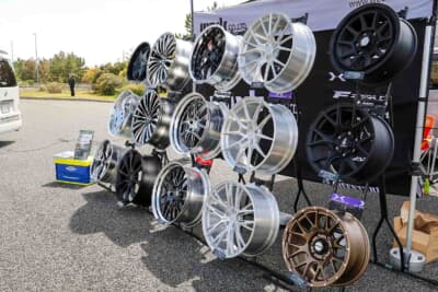 wedsブースには、ディッシュモデルの最新版「BAZREIA ID」や、躍動感ある捻りを採用した1ピース「LEONIS JG」などが展示されていた