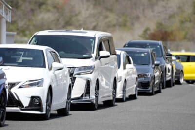 エンジョイクラスは車種不問だから隊列も凹凸あり。手ぶらで参加できるのが何よりうれしい