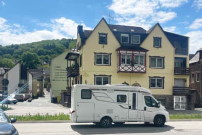 家を背負って旅をする。まるで巨大なカタツムリのようだ