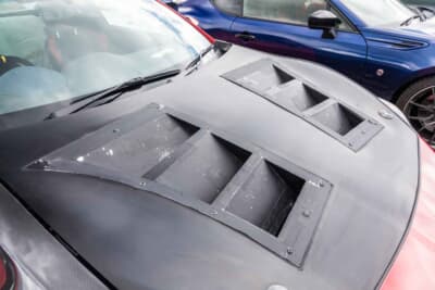 トヨタ 86：ボンネットにはダクトが設けられているレーシーなスタイルに