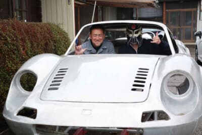 綿引さんとフェルがディーノ246のオブジェの車内に入ると、1/1スケールモデルというのがわかりやすい。型紙で採寸したアルミ板を実車と見比べながら、手で叩き曲げてつなぎ合わせた。特別な図面は作っていないそうだ