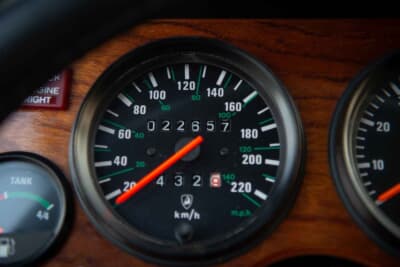 45万500ドル（邦貨換算約6715万円）で落札されたランボルギーニ「LM002」（C）Courtesy of RM Sotheby's