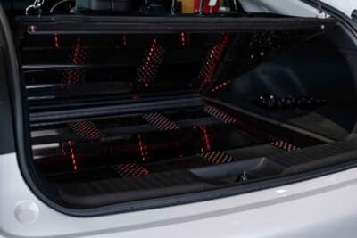 トヨタ プリウス:チューンナップウーファーが備えられたラゲッジ底面。LEDチューブを備えアピール度も絶大。カバーを閉じれば通常通り荷物が積み込めるのだ