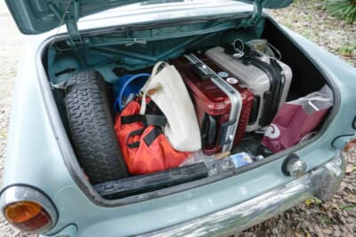 ボルボ アマゾン122S：左側には同じサイズのスペアタイヤが備わる。旅行用のトランクが2つも入るなど積載量も抜群のラゲッジスペース