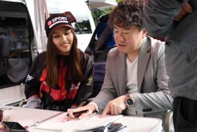 5月11日に開催されたTOYOTA GAZOO Racingラリーチャレンジ富士山すそのにダイハツ・ミライースで国沢光宏選手のコ・ドライバーとして初参戦した矢尾隆行選手にレクチャーをする上原選手。ラリーの普及活動にも積極的だ