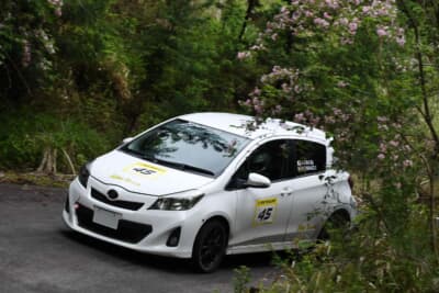 当初はノアでの参戦予定だったが、利府戦の準備のため急遽ヴィッツのラリーカーをレンタル。高井／伊藤組