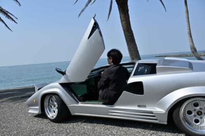 ランボルギーニ カウンタック LP5000Sクアトロヴァルヴォーレ レプリカ：サイドシルがあるため、カウンタックリバースも可能だ