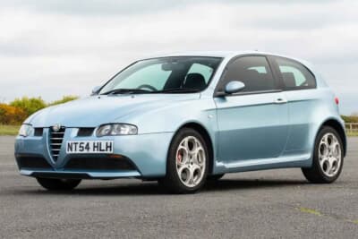 7000ポンド~1万ポンド(邦貨換算約135万円〜193万円)で現在も販売中のアルファ ロメオ「147GTA」(C)Bonhams