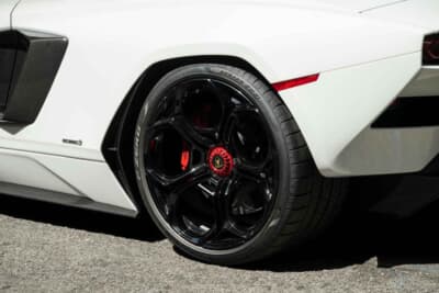 190万ドル～240万ドル（邦貨換算約2億7180万円～3億4335万円）で現在も販売中のランボルギーニ「カウンタックLPI800-4」（C）Bonhams