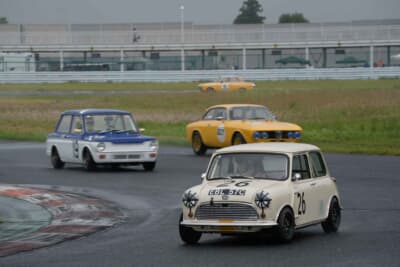 “ティントップ カップ”、アルファ ロメオ1750、ヒルマン・インプをリードするのは排気量1300ccのミニだ