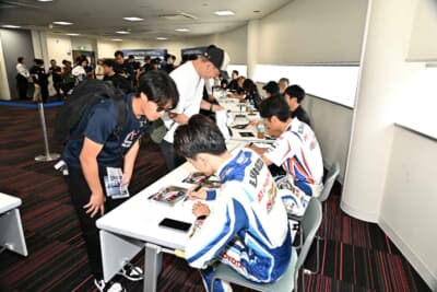 今シーズンからワンメイクレースに参戦する、若手売り出し中の清水英志郎選手やベテランの谷口信輝選手ともゆっくりサインや会話ができる
