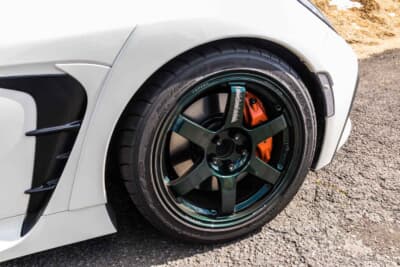 トヨタ GR86：前後フェンダーにTOM'Sのオーバーフェンダーを装着している