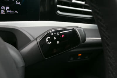 VW パサートeTSIエレガンス:シフトレバーはステアリングの右奥に設置される