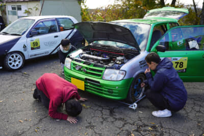 部車を使ってセッティングの勉強も。東北学院大学の自動車部に限らず、最近は学生クラスのマシントラブルが目に見えて減ってきたのはいいこと