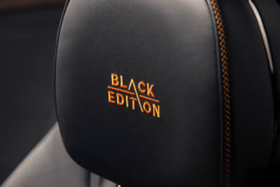 ベントレー フライングスパー：フライングスパーでは全4席のヘッドレストにブラックエディション専用のネーム刺繍が施される