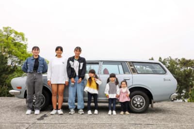 日産 610型 ダットサン・ブルーバードU：オーナーの瀬尾万里枝さんの娘さんたち。左からゆりなさん、ちなつさん、なおかさん、なぎささん、みなみさん、あいなさん