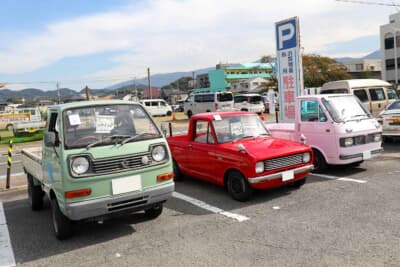 左から、ダイハツ ハイゼット、マツダ ポータートラック、スズキ キャリィトラックと、個性豊かな商用車が勢揃い