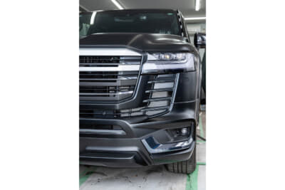 プロテクションフィルム施工も得意メニュー。データのないモデリスタ製エアロなども、内側までしっかり巻き込んで丁寧に施工していく