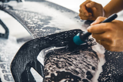 ディテイリングブラシで細部の汚れも除去