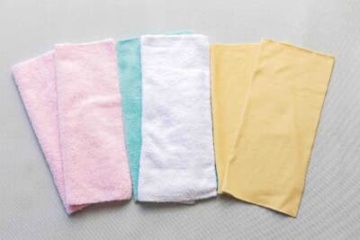 塗装の状態を確認して、ポリッシャーと拭き上げクロスを使い分けている