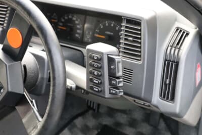 スバル アルシオーネ:インテリアもエクステリアに負けないくらい前衛的なデザイン。リトラクタブルライトの開閉やリアデフォッガーなどのスイッチを配する