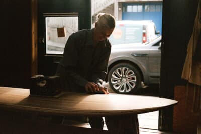 素材はコーンウォールのジェームズ・オッター氏の工房へと送られ、丁寧に削り出されて世界にひとつだけの特別なサーフボードが誕生した