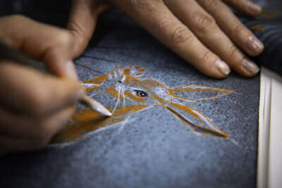 長い耳と強靭な後脚を持つ優美な野ウサギ、美しい尾を持つリスなどが、レザーに手描きで描かれている