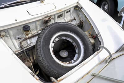 スズキ 2代目 フロンテ360：フロントのトランクにはスペアタイヤが鎮座している