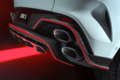 アストンマーティン DBX S：マフラーは縦配置の4本出し