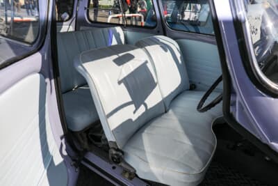 スバル 360カスタム：内装も張り替え済み。薄い水色の可愛らしい室内空間 