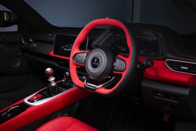 ロータス エミーラ クラーク エディション：当時のロータス・レーシングカーを思わせるレッドを採用