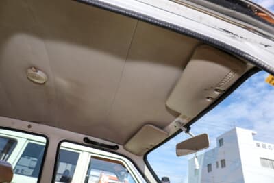 ホンダ 初代 ライフ：天井は比較的綺麗な状態で残されていた