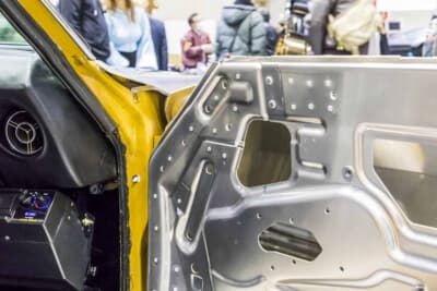 日産 S30型 フェアレディZ：アルミ合金のパネルは溶接性も高いため、板金用のパネルとしても最適だという