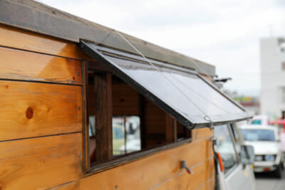 マツダ ニューポーターキャブ：室内の採光のため、各部に窓を設置