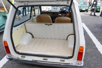 三菱 4代目 ミニカ：バンタイプなので、リアシートを倒せば比較的広い荷室が現れる