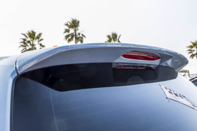 スバル BR型 レガシィ:ブランド不明のルーフスポイラーを装着