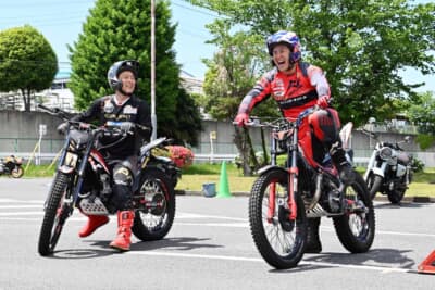 本多元治選手（写真左）と武井誠也選手による「トライアルデモ＆ライディングアドバイス」。今回はクラッチ操作の重要性をアドバイスしていた