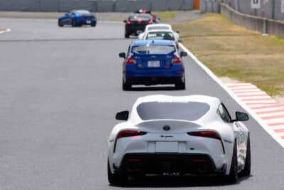 スタートアップクラスは6～7台がひと組となってインストラクターが運転する先導車の後ろをカルガモ走行。離れすぎないので正しいライントレースが可能だ