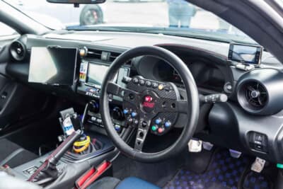 スバル BRZ STIスポーツ：ステアリングはMOMOを装着するために、社外のスイッチパネルを装着して基本的な操作はすべてできるようになっている