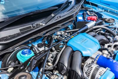 トヨタ GR86：左右のストラットトップをつなぐのは、タワーバーではなく、PROVA製のモーションコントロールビームで、適度な剛性感としなやかさが魅力