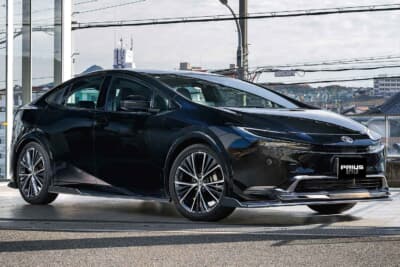 トヨタ プリウス:ブラックのクルマにもシンプルに馴染むこのエアロパッケージ。こちらのクルマにはカーボンバージョンが装着。純正車高との相性も良い