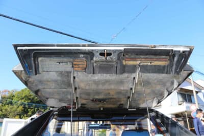 トヨタ MR2：自作リアルーバーの裏側を見せてもらうと、エンジンフードと合体していた。苦労して造ったことを窺い知れた