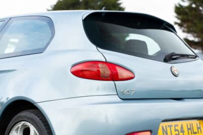 7000ポンド~1万ポンド(邦貨換算約135万円〜193万円)で現在も販売中のアルファ ロメオ「147GTA」(C)Bonhams